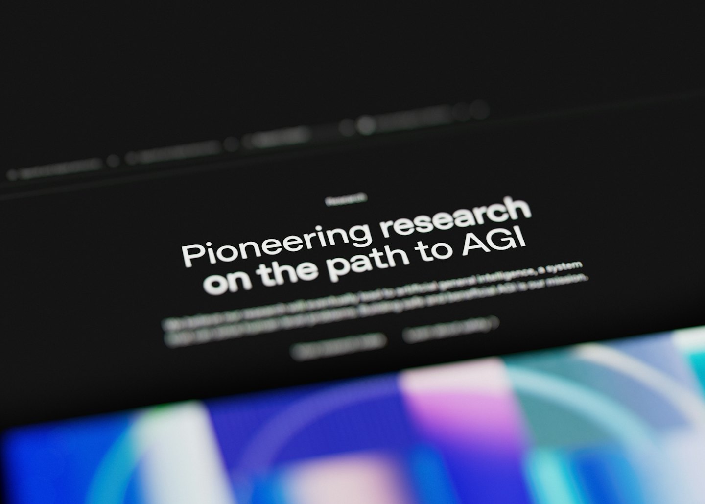 Digitaler Bildschirm mit Text über Forschung zu künstlicher allgemeiner Intelligenz.
